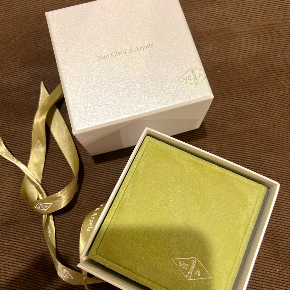 Van Cleef & Arpels Earrings Box